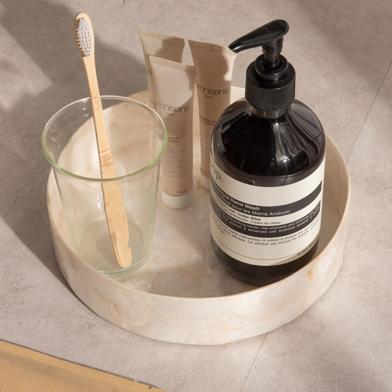 小物入れ 丸 アクセサリートレイ アメニティトレイ カピスシェル シェル トレイ 円形 丸型 ラウンド 白 雑貨 ジュエリーボックス ピアス入れ 印鑑入れ 鍵置き 指輪 ネックレス 玄関収納 卓上収納 洗面所 西海岸インテリア サーフスタイル カリフォルニアスタイル [14351]