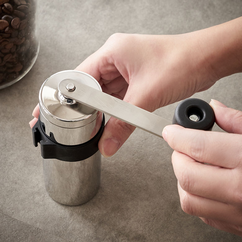 コーヒーミル ステンレス 日本製 120ml 約 W 4.7cm D 4.7cm H 13.5cm 手動 手挽き セラミック刃 粒度調節 分解 洗浄可 ハンドル収納 磨屋 携帯 アウトドア キャンプ BBQ 登山 出張 旅行 コーヒー 珈琲 豆挽き ミル おしゃれ 北欧 雑貨 カフェ コンパクト 西海岸 [94177] zakka-elements-10009894 生活雑貨のネットショップELEMENTS サンプル画像3