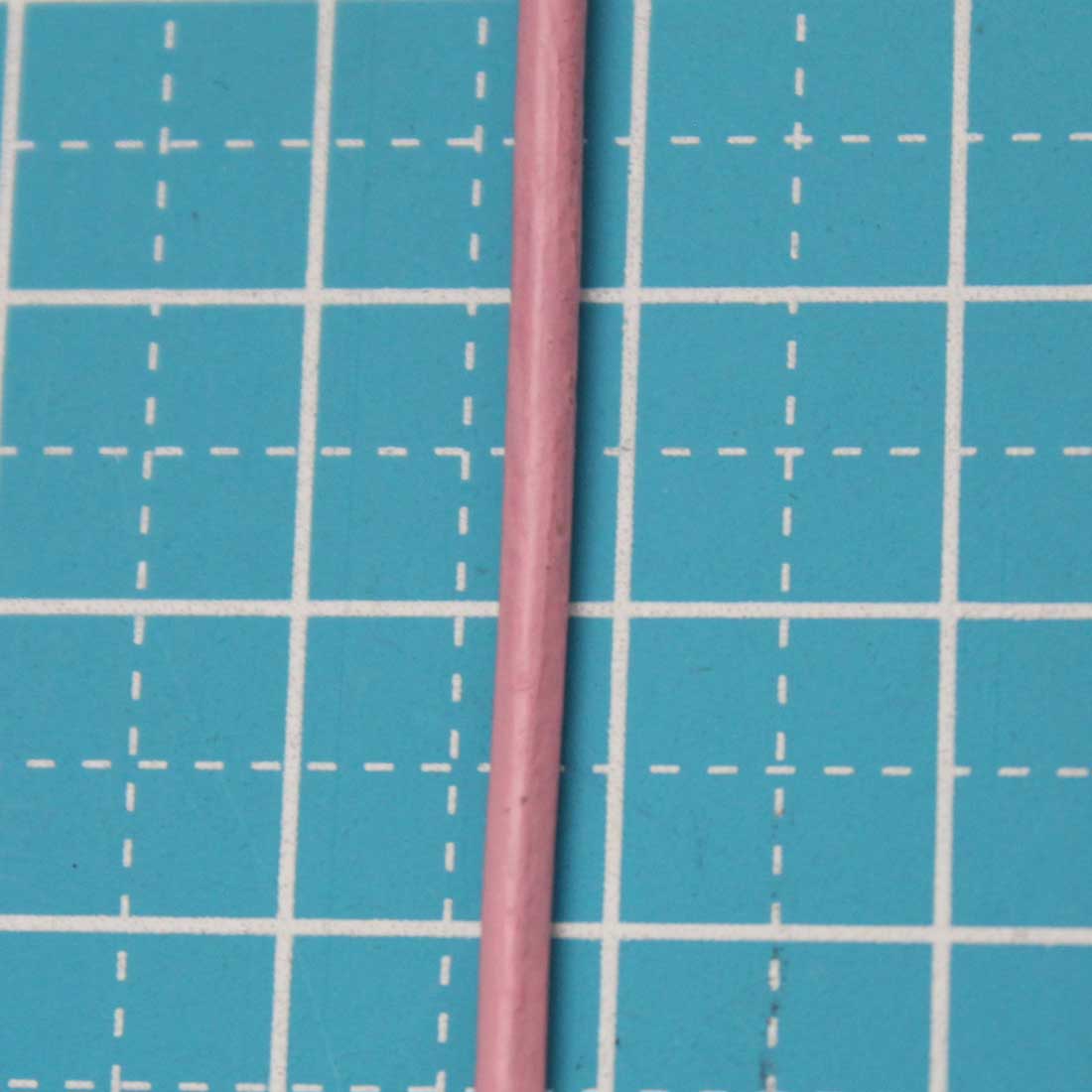 【業務用 10ヤードカット 1ヤード(約91cm)あたり88円（税別）】 丸革紐 [ペールピンク 色][直径約 2mm][牛 本革] sgy-1283b-10y【メール便同梱可】(コード 丸い かわひも 革ひも 皮ひも 革紐 本皮 材料 ハンドメイド 資材 薄いピンク ピンク）