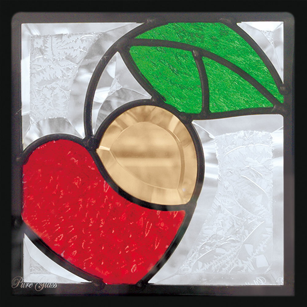 サイズ：H200×W200×T18 フレーム色：ブラック ※写真の色合いは、実物と異なる場合がございます。 真っ赤な実が可愛らしい「さくらんぼ」のデザイン。赤と緑のコントラストは、一枚で十分な存在感を放ちます。&#9825;に見える実の形もポイントです。 カテゴリページに戻る