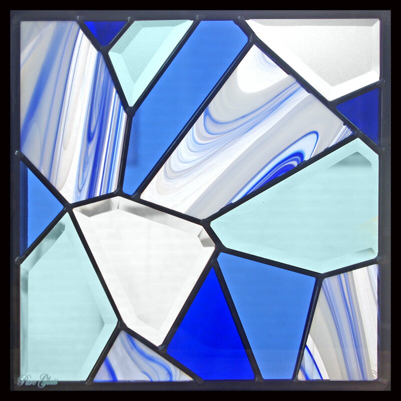 サイズ：H300×W300×T18 フレーム色：ブラック ※写真の色合いは、実物と異なる場合がございます。 青い面取りガラスとマーブルガラスを組み合わせた、ちぎり絵のようなデザイン。お部屋にブルーの統一感を出したい方におすすめ。 ※マーブルガラスは色や模様の入り方が個体によって異なります。 カテゴリページに戻る