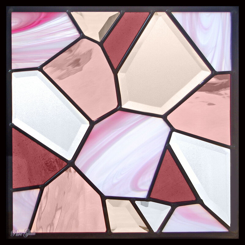 サイズ：H300×W300×T18 フレーム色：ブラック ※写真の色合いは、実物と異なる場合がございます。 ピンク色の面取りガラスとマーブルガラスを組み合わせた、ちぎり絵のようなデザイン。お部屋にピンクの統一感を出したい方におすすめ。 ※マーブルガラスは色や模様の入り方が個体によって異なります。 カテゴリページに戻る