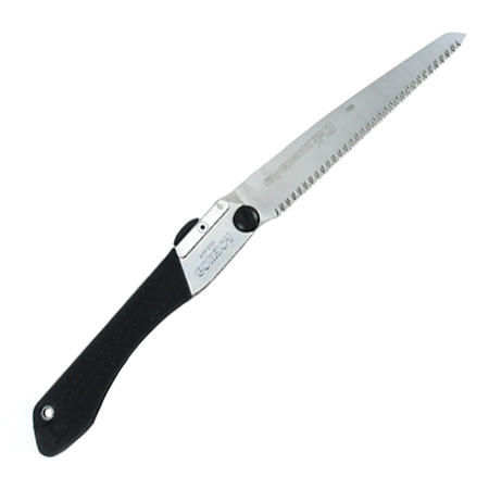 商品情報 サイズ 幅50×高さ×奥行き20mm 用途 剪定から仮枠作業までこなす万能鋸。 機能・特徴 縦・横・斜め方向の切断に素晴らしい切れ味です。仮枠作業から剪定作業までこなす万能折込鋸です。2段階角度調節機能により、柱回り等でも軽快に作業が行えます。鏡面研磨仕上げにより、切断面が綺麗に仕上がります。 仕様 刃長：210mm(万能目)。目数(30mm)：10枚目。刃厚：1.3mm。切幅：1.2mm。全長：折込時240mm・使用時445mm。重量：235g。アサリ無し・衝撃焼入・未来目。ゴムハンドル・ハードクロームメッキ。 注意事項 刃物につき取り扱いには十分ご注意ください。替刃は純正製品を使用してください。