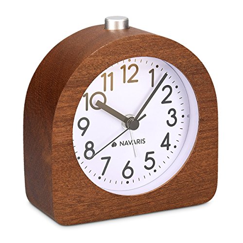 商品情報商品の説明商品の説明 Navaris - Home & Living - かわいく/便利 Navaris の木製のアナログ目覚まし時計で時間を表示 スタイリッシュ&機能的 Navarisの半円型木製目覚まし時計は、そのミニマルな外観が印象的。同時に、目覚まし時計に必要なすべての機能を提供: 時間表示、スヌーズボタンとライトボタン付きアラーム。スヌーズ機能は5分間隔で実行され、銀色のライトボタンを押すと更新されます。 簡単な操作 単三電池(別売)を入れるだけで木製時計をすぐに使用できます。後ろ側には、時間、アラーム時間、およびアラーム「オン」または「オフ」のスイッチを設定するための3つのコントロールがあります。 アラームが鳴ったら、ライトボタンを押してアラームを一時停止します。 スモール&ファイン 木製時計はコンパクトで手荷物にもおさまるので、旅行の際にもぴったり。 時間を学ぶ 秒針とは何ですか？ この便利な「学習ツール」を使って、時間と数を子供に教えることができます。バッテリー駆動 (1x 単3) のため、携帯アラームより電磁波の影響も少ないです。 テクニカルデータ 素材: 本物の木、プラスチック、電子部品 電源: 単3電池 (別売) 配送内容 1x 木製目覚まし時計 アナログ 半円型 使用方法 背面には、時刻、アラーム時間を設定するための3つのコントロール要素、アラームの「オン」または「オフ」のスイッチがあります。 目覚まし時計が鳴ったら、ライトボタンを押すだけでアラームを一時停止できます。主な仕様 ベーシックに戻って: Navarisの半円型木製時計はあなたの時間をスタイリッシュに刻みます。ミニマルなデザインで流行に左右されず、テーブルの上のアイキャッチャーに。br機能的: 秒、分、時間 - クラシカルな時計面の目盛りディスプレイに加えて、このバッテリー駆動時計には、夜間用にシルバーのライトボタンとスヌーズ機能付きのアラームが付いています。心地よいアラーム音。brひとつひとつに個性: それぞれの木目の違いによりこの木製は目覚ましは個体ごとに違う個性を持っています。 自然な色むらが出ることもあります。brカチカチならないけどクラシカル: この木製目覚ましはイライラさせず秒針の音がせず、コンパクトなので旅行用アラームにも最適です。br製品保証: 万が一購入商品に不具合がありましたら、弊社カスタマーサービスまでご連絡ください。お問い合わせ内容に応じて代替品交換または返金が可能です。ご安心して購入ください。