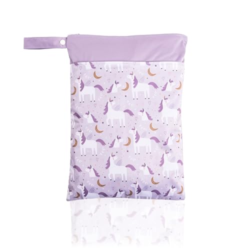 ◆商品名：[plunmoln] 防水ポーチ おむつ マルチ 旅行 ヨガ ジム スポーツ 保育園 幼稚園 洗える (C (unicorn))【お手入れ簡単、いつでも清潔】 日々忙しいママのために、お手入れの手軽さにも配慮しました。濡れたり汚れたりした後でも、帰宅後はそのまま洗濯機で丸洗いが可能です。手間をかけずにいつでも清潔な状態をキープできます。実際に使用されたお客様からは「毎日の洗濯にそのまま入れられて本当に楽！汚れや匂いも残らず快適に使っています」といった声をいただいており、忙しい育児の強い味方になります。【多用途で便利なデザイン】 保育園の汚れ物入れからプールやスポーツ後の濡れ物、旅行時の着替え収納やジム用としても活躍する万能な防水ポーチです。便利なサイズ感（約30cm×40cm）で収納力抜群。バッグに入れてもかさばらず、外出先での突然の濡れ物や汚れ物にもスマートに対応可能です。家族のさまざまなシーンで頼りになる一品で、日常の困った場面を素早く解決します。【デザインでおしゃれも楽しむ】 豊富な16種類のカラーバリエーションからお気に入りのデザインを選べます。恐竜やユニコーンなど子供が喜ぶかわいい柄から、レモンやフラワーなどママにも嬉しいおしゃれなデザインまで取り揃えています。さらにシンプルでスタイリッシュな無地のタイプもあり、家族みんなで用途やシーンに合わせて使い分ける楽しみも広がります。外出時のおしゃれなアクセントとしてもおすすめです。【信頼の声と安心の品質】 多くのご家庭から「子供の外出時に必需品！」「濡れた物の収納に困らなくなりました！」と高評価の声が届いています。またSGS認証工場での製造により、世界基準の厳しい安全性と品質をクリアしています。実際に使用された東京都在住の30代前半のママからは、「デザインも可愛く、収納力も十分。安心して子供との外出が楽しめるようになりました」と信頼の声をいただいています。【商品の仕様とカラーバリエーション】 素材: ポリエステル生地＋TPU防水加工 / サイズ: 縦約40cm×横約30cm / セット内容: 防水マルチポーチ1点 / 安全性: SGS認証工場製造（世界的品質基準クリア） / カラーバリエーション: dinosaur・animal・unicorn・sunflower・flower・small floral・Cow Print・Lemon・Dandelion・Tree・Rainbow・Circle・Black・Pink・Beige・Gray【赤ちゃんのためのやさしい素材】 赤ちゃんの敏感な肌に直接触れるからこそ、安全性とやさしさに徹底的にこだわりました。素材には表面の撥水加工と裏面のTPU防水加工を施したポリエステル素材を採用し、水や汚れからしっかりとガード。さらに、世界的な品質認証機関であるSGS認証工場で厳格な安全基準に基づいて製造されており、有害物質の不使用が保証されています。ママも安心して毎日使える高品質素材です。