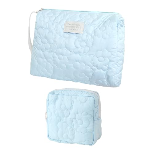 ◆商品名：MILASIC キルティングポーチ 大小2個セット おしゃれ かわいい ふわふわ ふっくら あかちゃん ベビー こども ママ 母親 レディース おむつ おしり拭き 小物入れ 化粧 メイク 生理用品 キルト ミニ 大容量 フラワー 花柄 キルティング トラベル プレゼント 贈り物 TN-FQPC-BU （ブルー）【おむつや小物がたっぷり入る大容量】 見た目以上に収納力のあるキルティングポーチは、大サイズには新生児用おむつが約8枚、大人用でも約4枚入るたっぷり収納設計。おしり拭きやビニール袋、ミニタオルも一緒に入れられて、お出かけ時のおむつ替えセットがこのポーチひとつでまとまる便利さ。小サイズはリップやティッシュ、生理用品やお菓子など細かいものの仕分けに活躍。使う人のスタイルに合わせて自由に使える2個セットは、マザーズバッグや通勤バッグにもすっきり収まる優秀アイテム【花柄キルト素材でやさしい印象】 表地にはふっくら感のあるフラワー柄キルティング素材を使用し、手に取った瞬間からやさしい雰囲気を感じられるデザイン。柔らかな手触りと程よい厚みで型崩れしにくく、中の荷物を守りつつ、バッグの中でもごちゃつきにくい設計。おしゃれな花柄でも子どもっぽすぎず、大人の女性にもぴったり。ママが自分用に化粧ポーチやモバイルポーチとして使っても、可愛すぎない上品さがあるのもポイント【シンプルで可愛いママの味方】 大人っぽく落ち着いたカラー展開と控えめなブランドラベルが、どんなバッグにも合わせやすく、デザイン性と実用性を両立。ピンク、ブルー、イエローの3色から選べるカラーは、自分用にもギフトにも◎。荷物の多いママはもちろん、学生さんのメイクポーチや社会人のコスメ・文具ケースとしても使いやすく、見た目もかわいく気分が上がる仕上がり。持っていて恥ずかしくない、ちょうどいい甘さが魅力【2サイズセットで使い分けしやすい】 用途に合わせて便利に使い分けられる大・小2サイズセット。おむつポーチとしても、小物収納としても活用できて、1セットで何役にもなる多機能ポーチ。旅行用ポーチ、整理用ポーチ、外出用ミニバッグの中身仕分けとしても活躍。ポーチ内の整理整頓がしやすく、バッグの中がスッキリ整う。マチ付きだから厚みのあるアイテムもすっきり収納可能。小サイズは単体でもポケットやサブバッグに入れやすいサイズ感【マチ付き×軽量で携帯にも便利】 ふっくらとしたフォルムでしっかりマチ付きなのに、大：約41g、小：約24gと超軽量。持ち運びやすく、旅行や外出先での使用にもぴったり。安定感のある形状で棚やデスクの上に置いても自立しやすく、使うたびに開閉もスムーズ。サッと取り出せてパッとしまえる、使い勝手の良さが魅力。通勤通学、病院への通院、マザーズバッグの中の整理用など、さまざまなシーンで活躍する万能アイテム