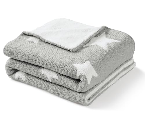 ◆商品名：CREVENT 76 x 102 cm男女の赤ちゃんとペットの快適で柔軟な保温シニールベビーカーペット、赤ちゃん新生児ペットの必須アイテム-灰色の星 女の子 男の子 新生児の必需品このぴったりとしたブランケットは、赤ちゃんの敏感肌にも十分優しく、ペットを抱きしめるのに最適です。毛皮のような小さなお子様にも、暖かさと快適さを提供します。無料のギフトバッグ付きの心のこもったギフトセット。 この刺繍入りフランネルブランケットは、かわいいギフトバッグに入っており、ベビーシャワー、誕生日、動物愛好家へのプレゼントに最適です。 絶妙な刺繍が通常の製品とは一線を画し、考え抜かれた細部を示します。子供部屋での昼寝からペットとの寄り添いまで、あらゆるニーズに応える万能な刺繍ブランケットは、あらゆる瞬間にスタイルを加えます。 乳母車カバー、おなかタイムマット、4本足の友人の抱きしめたくなるお供としてお使いください - かわいい刺繍はどんな目的にも特別なものにします。装飾的なアクセントで通気性のある快適さ。軽量フランネルはちょうどいい暖かさを提供し、装飾的な刺繍が衣服に個人的なタッチを加えます。 お子様に過熱することなく快適さを提供するように設計されており、美しいだけでなく実用的です。丈夫でお手入れ簡単。 洗濯機で洗える生地は、繰り返し洗濯してもふわふわでカラフルで、時間を節約し、日常使用でも柔らかさが長持ちします。おめでとうございます! ついに当社が見つかりました。 かわいい男の子/女の子のためのキュートで暖かく柔らかく居心地の良い軽量で快適なプラッシュベビーブランケットをお探しなら、あなたは正しいページにいます。 新生児用の特別な保育用ブランケット/幼児用ブランケット/ベビーカーカバー/ベビーベッドブランケット/カーブランケット/プレイマットをお探しの場合は、適切なページをご覧ください。 生まれたばかりの赤ちゃんにぴったりのギフトを見つけようとしているなら、私はここで解決策を提供します。 産まれていないお子様へのプレゼントをお探しなら、このユニブランケットで問題が解決します。