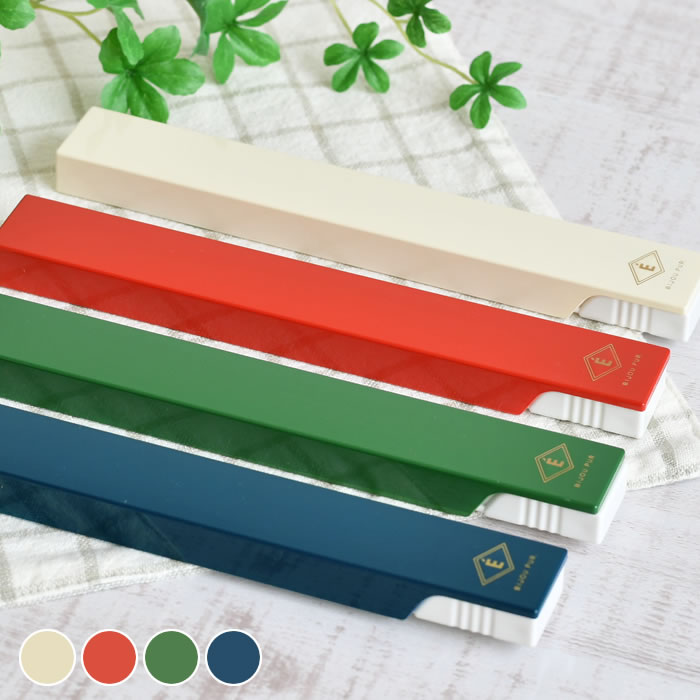 商品名 エクラルテ 抗菌箸＆ケース 商品詳細 サイズ 約 W19.7×D2.7×H1.4cm 重量 約 53g 素材 ABS樹脂、天然木 仕様 箸のみ食洗機OK 箸のみ抗菌加工 原産国 日本製 備考 ※食洗機：使用可能(ケースを除く)。 ※その他、使用開始前に必ず取扱上のご注意をお読みください。 ※表面の摩耗や劣化など により、 抗菌効果が薄れ る場合があります。 ※天然木を使用してい るため太さや形状に多少 のばらつきがあります。 ※煮沸消毒は変形することがありますので、おやめください。 ※フタの開閉は無理をせず、正しい位置で確実に行ってください。 ※落としたり強い衝撃を与えないでください。 ※キズやひび割れ、かけが発生した場合は、ただちにご使用をおやめください。 ※食器乾燥機をご使用の際は、 温風吹き出し口やヒーター付近に 置いたり、上に物を載せないでください。 変形の原因になります。 ※家庭用食器洗い乾燥機対応です。 機器の表示および取扱説明書 をご確認の上、ご使用ください。 ※つけ置き洗いはおやめください。 ※アルカリ性、酸性、オレンジオイル系や泡スプレータイプの洗剤は 使わないでください。 ※抗菌効果を持続させるためにはよく洗浄された状態を保ってください。 ※水やホコリ、油などを覆った場合は、十分な抗菌効果を発揮できません。日常のお手入れで取り除いてください。 検索キーワード お弁当 箸 抗菌 箸セット サブヒロモリ エクラルテ 抗菌箸＆ケース 通勤 通学 日本製 長め おしゃれ スリム 大人 ランチグッズ 木製箸 カトラリー かわいい 携帯 女性 レディース コンパクト 学生 ラッピング ラッピングOK →詳細はこちら メーカー希望小売価格はメーカーカタログに基づいて掲載しています。エクラルテ 抗菌箸＆ケース 明るいカラーが可愛い！スリムに持ち運べる抗菌箸＆ケース つやっとした塗装にゴールドのプリントがおしゃれ！ フランスの砂糖菓子屋さんをイメージした「エクラルテ」ランチシリーズ。 抗菌加工された木製の箸と、明るいカラーとゴールドの盛りプリントがポイントのケースは携帯に便利なシンプル仕様です。 シリーズで揃えれば、ランチタイムやお出かけがより楽しい時間に♪ 関連商品 エクラルテ タイトランチ 1段 エクラルテ 2WAY スマートロックランチ 2段 エクラルテ 抗菌スリムトリオセット エクラルテ 保冷バッグ →シリーズ一覧を見る →シリーズ一覧を見る