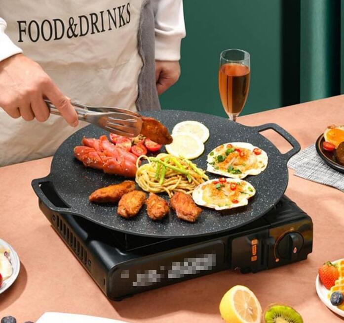 ガス火・IH対応 6サイズ・焼く・茹でる・煮る・揚げるマルチに活躍！・油なしでも焦げ付かない！・汚れが簡単に落ちてお手入れラクラク！・直火・ガス・IH調理など幅広く対応！・指1本で持てる軽さ！・木製ハンドル付き調理後のグリドルパンをテーブルに移動させる際などに便利・直径22cm/28cm/30cm/32cm/34cm/36cm六つのサイズがラインナップ・丸ごと水洗いOK！ サイズ 22cm 28cm 30cm 32cm 34cm 38cm サイズについての説明 直径：22cm 28cm 30cm 32cm 34cm 38cm 素材 鉄 色 ブラック 備考 ●サイズ詳細等の測り方はスタッフ間で統一、徹底はしておりますが、実寸は商品によって若干の誤差(1cm〜3cm )がある場合がございますので、予めご了承ください。 ●製造ロットにより、細部形状の違いや、同色でも色味に多少の誤差が生じます。 ●パッケージは改良のため予告なく仕様を変更する場合があります。 ▼商品の色は、撮影時の光や、お客様のモニターの色具合などにより、実際の商品と異なる場合がございます。あらかじめ、ご了承ください。 ▼生地の特性上、やや匂いが強く感じられるものもございます。数日のご使用や陰干しなどで気になる匂いはほとんど感じられなくなります。 ▼同じ商品でも生産時期により形やサイズ、カラーに多少の誤差が生じる場合もございます。 ▼他店舗でも在庫を共有して販売をしている為、受注後欠品となる場合もございます。予め、ご了承お願い申し上げます。 ▼出荷前に全て検品を行っておりますが、万が一商品に不具合があった場合は、お問い合わせフォームまたはメールよりご連絡頂けます様お願い申し上げます。速やかに対応致しますのでご安心ください。