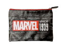 【商品紹介】 「MARVEL」より新商品が登場！ マーベル80周年 MARVEL 80YEARS フラットポーチ 素材：PU合皮 サイズ：約H14.5 x W20.5 cm　