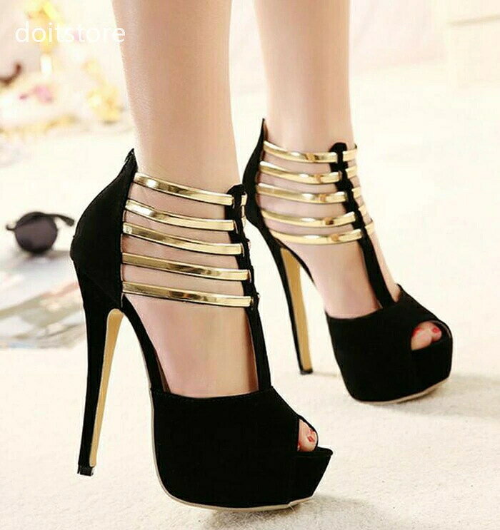 商品詳細 商品内容 キャバサンダル　 商品特徴 クリアサンダルシンプルサンダル/ミュール/靴　ヒール/エレガントな印象を与え カッコカワイイ大人の女性の為のサンダル　結婚式 二次会 　厚底サンダル キャバ 靴 サンダル ヒール ドレス キャバ sandal ■サンダル■ 大人 女性 仕様 ● ●PU ゴム ●ブラック、レッド ●22.5,23.0,23.5,24.0,24.5,25.0,25.5,26.0,26.5,27.0,27.5(cm) ●約14cm ●約4cm キャバサンダル キャバ サンダル ミュール パーティー ハイヒール パーティーサンダル　ピンヒール ヒール14cm　サンダル 美脚 厚底 ハイヒール サンダル バックジップ パーティーサンダル sandal high heels pin heel　短納期 商品について： ※サイズ表記は目安です。若干の誤差がある場合がございます。 ※製造中（縫製、染色など）により商品において色味や柄、サイズに若干の誤差や、生地を織る際に糸の継ぎ目や多少のほつれ等が生じる場合がございますが、品質上の問題ではございませんのでご了承の上お買い求めくださいませ。 ※手作り商品でございますから、画像と若干異なる場合も御座います。 ※モデルに使用している小物、アクセサリ等は商品内容に含まれません。 ※発送上の状態によって商品がシワになる場合がございます。予めご了承くださいませ。 発送について： ※当店ではラッピングのサービスを行っておりません、ご了承くださいませ。 メールについて： ※メール返信とご注文対応は、平日10：00〜18：00頃に対応しております。 ※携帯メールでの登録は迷惑メールによりメールが届かない場合がございます。 キャバサンダル キャバ サンダル ミュール パーティー ハイヒール パーティーサンダル