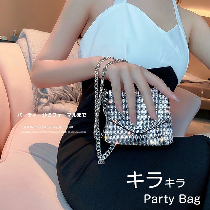 ※ご注意：ミニサイズのバッグにはスマホが入りません。 【COMMENT】 気分に合わせて演出方法が変えられる万能なバッグ♪ キラキララインストーン素材を用い、目を引く 光の当たり方によってキラキラと輝き、 まるで星屑が舞い散るような上品な輝きを放ちます。 小さいものこそ上質な存在感を～ 身軽に動けるミニマル小物。 ■生産国：中国 日本検品済み 注意点 ●生産時期により、色・サイズ・デザインが多少が異なる場合がございます。あらかじめ御了承下さい。 ●サイズ表記は手作業にて行っておりますので、実物と若干の誤差が生じる場合があります。 ●商品写真はできる限り実物の色に近づけるよう徹底しておりますが、お使いのモニター設定、お部屋の照明等により実際の商品と色味が異なる場合がございます。 ●発送上の状態によって商品がシワになる場合がございます。予めご了承くださいませ。 ●当商品は機械による生産の過程上、どうしても「生地を織る際の糸の継ぎ目」や多少の「ほつれ」、生地の織りに他繊維が「混紡」しているなどが生じている場合がございますが、品質上の問題ではございません。 ●加工工程で混じり込んでしまう浮遊する繊維、ほつれた糸が生地に混じることを起きる可能性がございますので、異物混入に見えますが、不良品ではございません。 ●多少縫製があらいもの、シワ・糸クズが多い場合、素材表示が実際と異なるものが付いている場合がございます。 ●輸入品となりますので多少の傷、汚れ、縫製時の乱れがある場合がございます。 ●商品によっては染料の性質上、汗や摩擦により、色落ちしたり他に色移りすることがありますので、ご注意ください。 ●色の違う物と一緒につけ置きや洗濯をしないで下さい。 ●生地の特性上、匂いが強く感じられるものもございます。数日のご使用や陰干しなどでほとんど感じられなくなります。 ●長時間濡れたままで重ねて置いたり、摩擦（特に湿った状態での摩擦）や、汗や雨などでぬれた時は他の衣料等に移染する場合がございますのでお気を付け下さいませ。また他の物とは分けて洗って下さいませ。 ●商品により、色落ち・色移りがある場合がございます。 ●漂白剤の使用はお避け下さい。