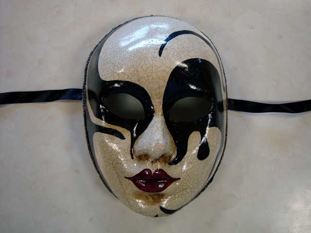 ベネチアンガラス通販/販売 　 　 　 ベネチアングラス輸入雑貨・仮面・マスケラ クラック加工を施してある人気の2色カラー。 デザイナーでもある職人が仮面に手描きして仕上げています。 ギフト対応　