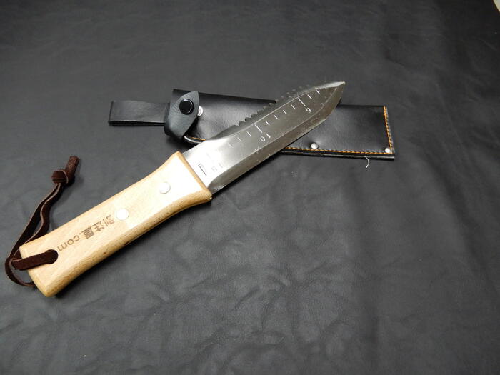 商品情報サイズ全長　　300mm刃部　　170mm刃幅　　42mm厚み　　3mm柄　　　130mm 素材ステンステン山菜堀鋸刃（目盛付）サック付　　日本製 スコップや鋸、刃物と便利な多機能型です。 2