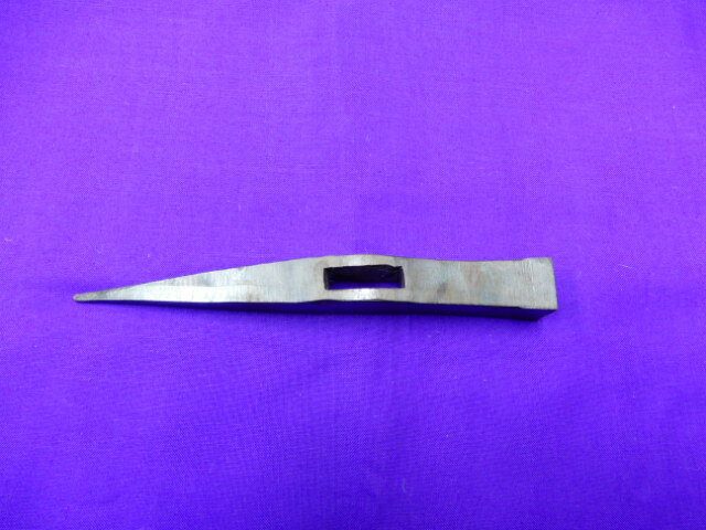 商品情報サイズ寸法　140x16.5先巾　16.1x15.4角柄穴　21x5.7重量　126gその他柄は付いていません。注意事項手作の為、多少サイズの異なり、ニスの変色・多少の錆がある場合がございますのでご了承ください。河合刃物製作所土佐型瓦屋槌　頭丈18mm ハンマー頭　日本製手造り鍛造ハンマー瓦屋根のふき替作業に。細長い先端で瓦の針金を通す穴をあけたり、ハツリやボロを落とす時に使用します。 2