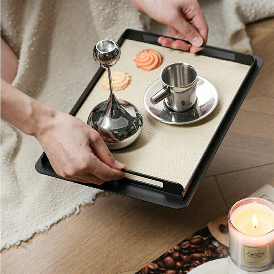 軽量設計 トレー アイアン製トレー 表面革張り レザー飾り お盆 アロマキャンドル 膳プレート ハンドル付き おしゃれ 卓上 カフェトレー ティートレー ランチョンマット 長方形 アクセサリートレー 内祝い 高級感 小物収納 茶室 お稽古 玄関 リビング 酒具トレイ