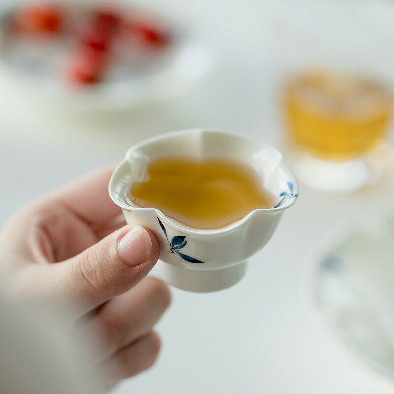 聞香杯 手描きの蘭 白玉 茶杯 茶器 湯のみ 湯呑み お茶 カップ コップ 来客用 お茶用品 ティーウェア 中国茶器 台湾茶器 贈り物にも 食洗機対応 電子レンジ対応【送料無料】