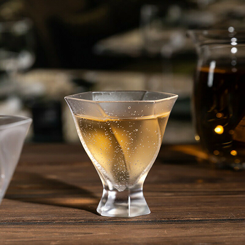 お酒グラス 50ml おちょこ 厚手ガラスコップ グラス 湯呑み ティーカップ ガラスぐいのみ 花形 ティー..