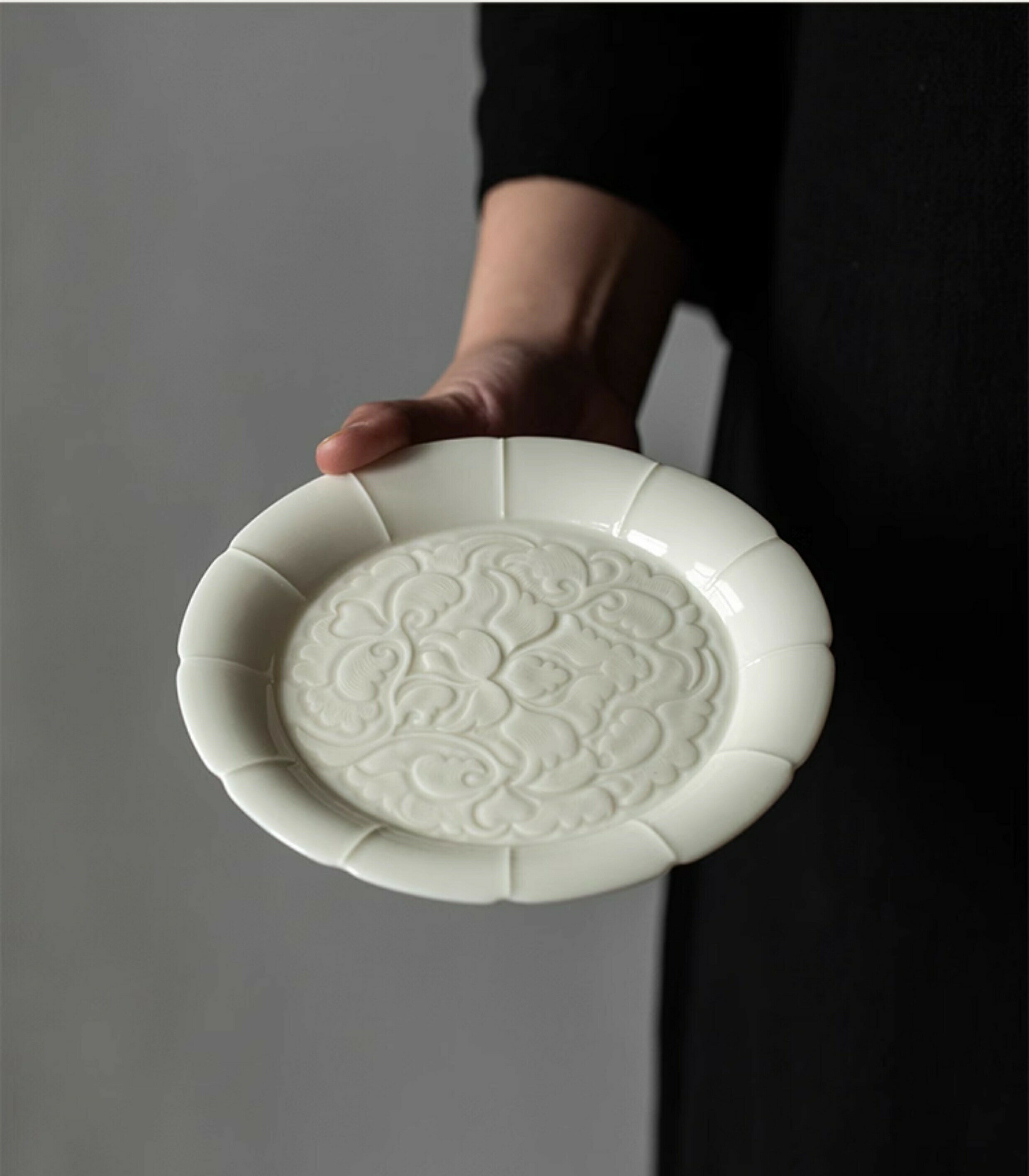 蓮の花 丸 トレー お皿 丸皿 15cm お盆 花柄 おしゃれ ハスの花 平皿 小皿 取り皿 取皿 菓子皿 ティートレー カフェトレー プレート 豆皿 浅鉢 菓子 副菜 ケーキ 盛器 ワンプレート かわいい 磁器 白い食器 和食器 テーブルウェアファクトリー