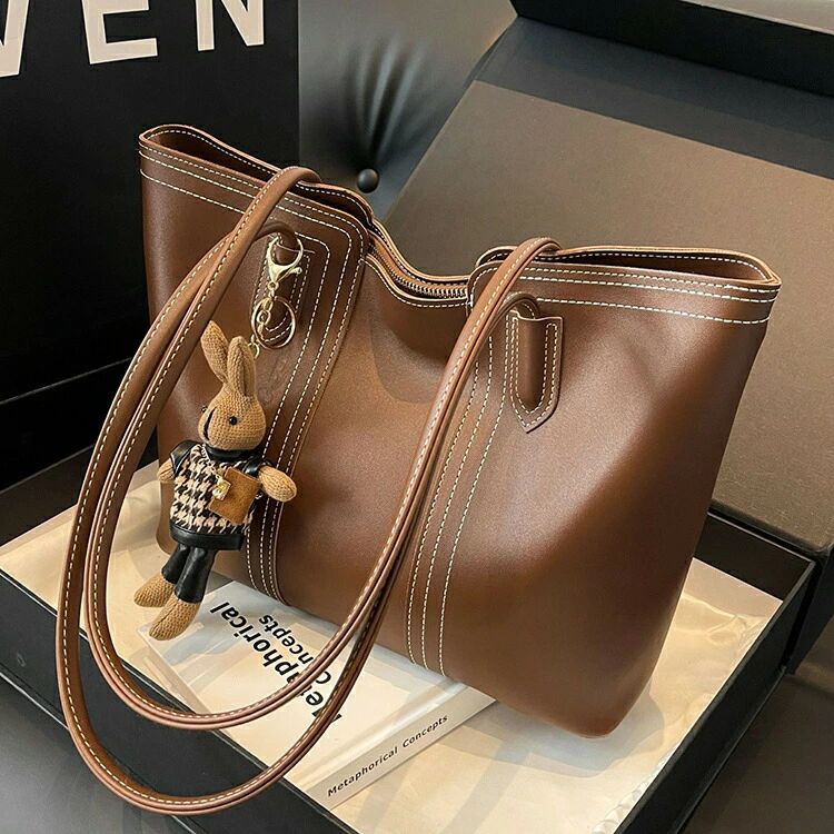 鞄 トートバッグ フェイクレザー 大きめサイズ 軽い チャーム 収納 きれいめ 通勤 オフィス レディース..