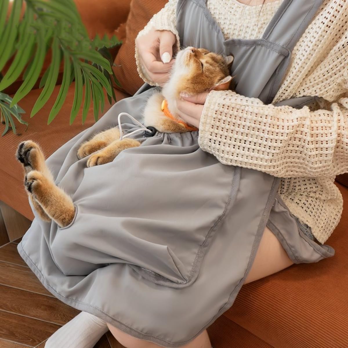 ペット猫寝袋 抱っこ用エプロン 猫エプロン 爪切り ポケット 毛粘着防止 ペット 寝袋 小型犬 抱っこ紐 カンガルーポケット 飛び出し防止 ペットスリング 爪切り補助具 暖かい ブランケット ふわふわ 防寒対策 旅行 散歩 通院 外出用キャリー 猫 犬 寝袋 春夏秋冬 ペット用品