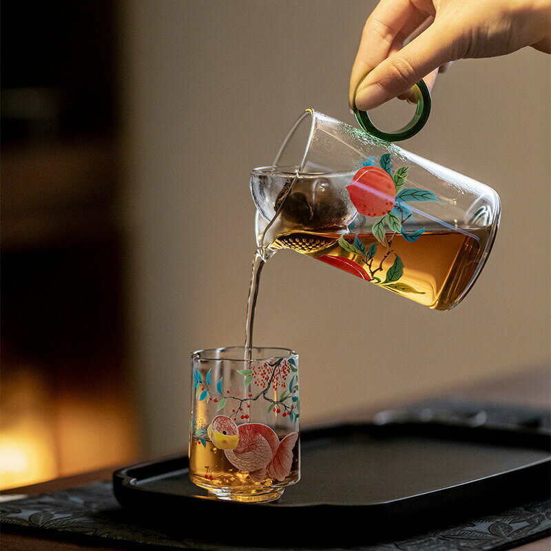 みずみずしい桃の絵柄 ガラスピッチャー 耐熱ガラス 茶こし付き シャオチンガンポット 茶海 急須 片口 ..