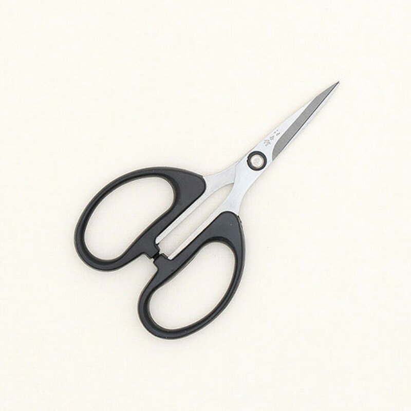 74-628 ブラックパッチワークハサミ_125mm ▼▼▼▼▼ Black Patchwork Scissors シャープな刃で全体的なソーイング作業時に 使えるブラックパッチワークハサミです:) 小さくて軽くて作業がすごく便利で 刃が鋭く切れ味が良いので細い糸や毛玉や 小さなパッチワークの生地を裁断する時もいいです。 パッチワークのほか、衣類、小物、ホームファッションなど 全般的なソーイング作業に使いやすい ブラックパッチワークはさみで 繊細な作業をさらにスッキリとできますように:-) 注文数量1 - 手芸用はさみ1個 ※ NOTICE(ご使用上の注意事項) ・ハサミの先端がとても鋭いので お取り扱いには十分にご注意して頂いただき 子供の手の届かないところに保管してください。