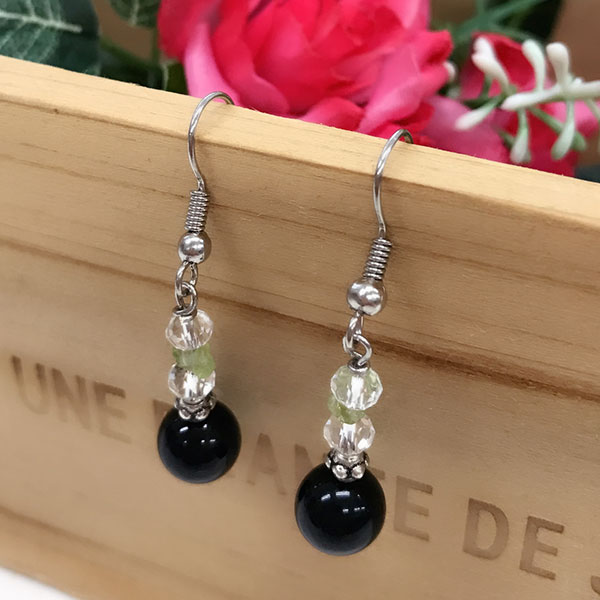 【500円均一】ブラックオニキス＆水晶ビーズピアス 金属アレルギー対応 【チタンピアス&イヤリングへの無料変更♪】