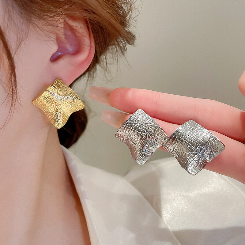 Rakuten - ピアス レディース 大ぶり ゴールド シルバー メタルピアス 925銀針 アート デザイン 高級感 モード 個性的 上品 軽奢 韓国風 大人 おしゃれ 結婚式 パーティー 誕生日 ギフト