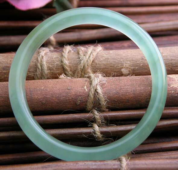 天然翡翠(ヒスイ)・バングル　【57mm】