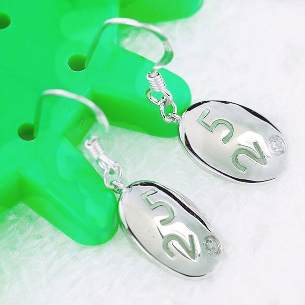 大人シンプルアイテム！ ジルコニア・シルバーピアス
