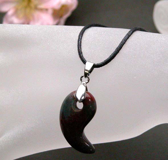 インディアンアゲート【勾玉・ペンダント】・Lサイズ・シルバーーチョーカー付