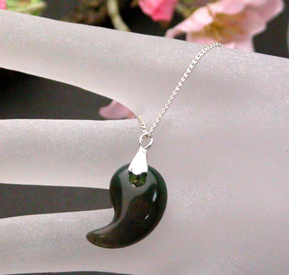 インディアンアゲート【勾玉・ペンダント】・Mサイズ・シルバーーチェーン付き