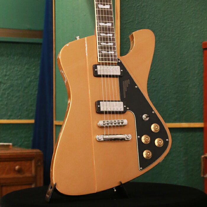 ＝＝＝＝＝＝＝＝＝＝＝＝＝＝＝＝＝＝ この商品はアウトレット・モデルです。 アウトレット・モデルとは、キズ、塗装むら、パーツに錆びやくもりなどがある商品のことを意味します。 従って、これらに起因する修理につきましては、お客様のご要望により有償修理とさせていただきます。 但し、楽器本来の性能やサウンドにつきましては特に問題のない商品ですので、 その他の修理(例：「音が出なくなった」「音がつまる」等)につきましては、保証規定に従いまして修理させていただきます。 ＝＝＝＝＝＝＝＝＝＝＝＝＝＝＝＝＝＝ マホガニー・ボディーにローステッド・メイプル・ネックを組み合わせ、4点留めのメタル・プレートを用いたボルト-オン・ジョイントで接合されたBackwingは、トラディショナルな上品さと現代的な要素をうまくミックスしたシングル・カッタウェイ・ボディーのモデルです。 ボディー中央からコントロールまでの部分のトップは厚みがあり、ボディー・ウィングのように見えるデザインとなっており、肘の当たる部分が一段下がっていることで演奏性の向上にも一役買っています。 アイボリー・カラーのネックバインディングが施されたローズウッド・フィンガーボードには、パーロイドのクラウン・インレイのポジションマークが配置され、25.5インチ(648mm)スケールとなっています。 GOLDSOUNDと記載されたアルニコ5マグネットを使用したGoldbucker(ミニ・ハムバッカー)は、ブラックのピックアップ・リングと共に2基マウントしています。 コントロールは、各ピックアップ・ヴォリュームと各ピックアップ・トーンで、3ウェイ・トグル・スイッチにてピックアップを切替えます。 ローラー・サドルを装備したバウム・オリジナルLevitatorブリッジとストップ・テイルピースを搭載しています。 ネックは手に馴染むシルク・フィニッシュ(艶なし)、ボディーとヘッドはグロス・ラッカー・フィニッシュを採用し、3プライ・ブラック・ピックガードを組み合わせています。 カラーは、インカ・ゴールドです。 頑丈な専用ハードケースが付属します。 ●パーロイドのクラウン・ポジションマーク ●ローラー・サドルを装備したバウム・オリジナルLevitatorブリッジ ●GOLDSOUNDと記載されたアルニコ5マグネットを使用したミニ・ハムバッカー・スタイルのGoldbucker ●4点留めネック・ジョイント・プレート SPEC ■Body Material: Mahogany ■Body Finish: Gloss Lacquer ■Body Thickness: 36mm (1.41") ■Body Shape: Backwing ■Headstock: Blade ‒ 6 in Line ■Neck Material: 1 PC Dark Roasted Maple ■Neck Profile: C ■Trussrod: Dual-Action ■Neck Finish: Silk Finish ■Head Finish: Gloss Lacquer ■Neck Mount: 4-Bolt On ■Fingerboard Material: Rosewood ■Fingerboard Radius: 12" (304.8mm) ■Fret Counts: 22 ■Fret Size: Medium Jumbo ■Nut Material: Boneite ■Nut Width: 42.9mm (1.68") ■Fingerboard Inlays: Pearloid Crown ■Fingerboard Binding: Ivory Color ■Scale Length: 25.5" (648mm) ■Pickups Type: Goldbucker (Mini HB) ■Pickups Shape: Mini Humbucker ■Pickup Magnet: Alnico 5 ■Neck Pickup: Output 8.5K ■Bridge Pickup: Output 10.5K ■Switch: 3 Way Toggle ■Pots: Alpha 500 k ■Capacitor: 0.047 ■Controls: Neck Vol., Bridge Vol., Neck Tone., Bridge Tone ■Tailpiece: Stoptail ■Bridge: Baum Levitator ■Hardware Finish: Nickel ■Knobs: Gold Bell ■Strings: 10-46 ■Color: Inca Gold ■Case: Hard Case