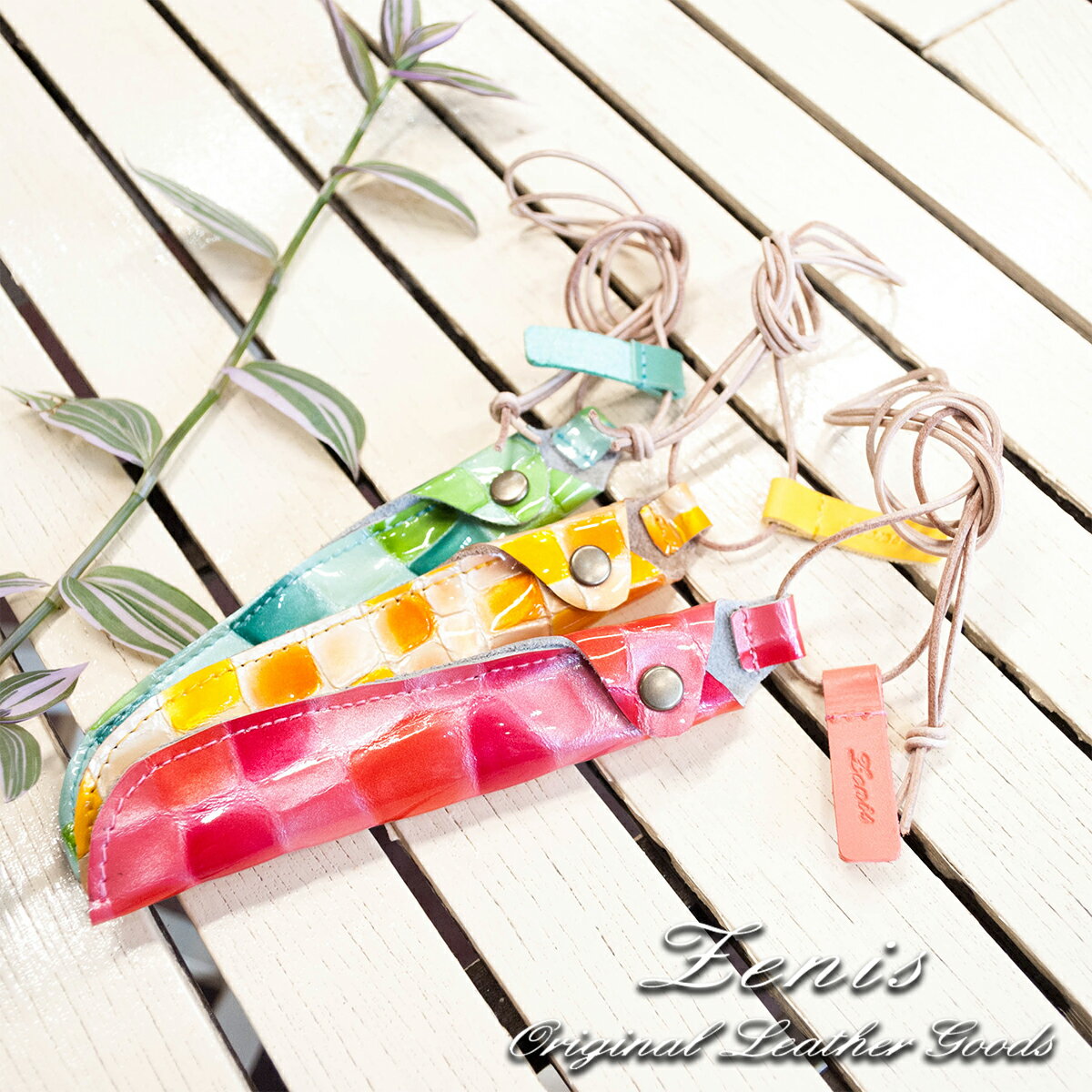 ペンホルダー ネックストラップ 本革 文具女子 首掛け ステンドグラスの様な綺麗なエナメルプリント 本革 栃木レザー キップレザー かわいい ペンホルダー タッ...