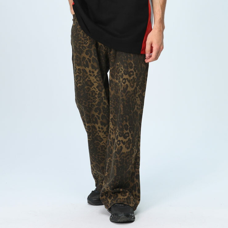 レオパード柄5ポケットワイドストレートロングパンツは、ユニークでスタイリッシュなデザインが特徴の一枚です。大胆なレオパード柄が視線を引きつけ、個性的なファッションを楽しむことができます。ワイドストレートのシルエットが、リラックスした雰囲気を演出しつつ、動きやすさも確保。クラシックな5ポケットデザインで、機能性も抜群です。しっかりとした素材感がありながらも、快適な履き心地を提供します。ウエスト部分はフィット感が良く、長時間の着用でも快適です。ユニセックスなデザインで、男女問わず様々なスタイルにマッチします。カジュアルな日常から特別なイベントまで、どんなシーンでも存在感を発揮するこのロングパンツは、ワードローブに欠かせないアイテムです。COLORSWhich color are you going to choose?DETAILcollar pocket sleeve button hem printed tag and more...ANGLEfront and side and back' s angle are introducedVARIATIONPlain color, barred patterns and all that with check patternsブランドWOODEN DOLL (ウッディンドール)素材綿100％生産国中国コメントレオパード柄5ポケットワイドストレートロングパンツは、ユニークでスタイリッシュなデザインが特徴の一枚です。大胆なレオパード柄が視線を引きつけ、個性的なファッションを楽しむことができます。ワイドストレートのシルエットが、リラックスした雰囲気を演出しつつ、動きやすさも確保。クラシックな5ポケットデザインで、機能性も抜群です。しっかりとした素材感がありながらも、快適な履き心地を提供します。ウエスト部分はフィット感が良く、長時間の着用でも快適です。ユニセックスなデザインで、男女問わず様々なスタイルにマッチします。カジュアルな日常から特別なイベントまで、どんなシーンでも存在感を発揮するこのロングパンツは、ワードローブに欠かせないアイテムです。仕様外側ポケット数×5つ / ジップフライサイズ(cm)ウエスト股上股下渡り幅裾幅M7635713428.5L8435713529.5モデルデータ身長：175cm / B：84 / W：71 / H：89 / S：27.5cm着用サイズLサイズについて返品についてラッピングはコチラ