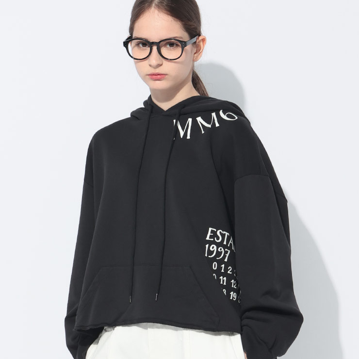 【クーポン利用で3,000円OFF】エムエムシックス メゾン マルジェラ MM6 Maison Margiela ロゴプリント ショート丈 パーカー MM6GU0241M25012 ブランド レディース パーカー スウェット ニューメリック カットオフ sale_8_a
