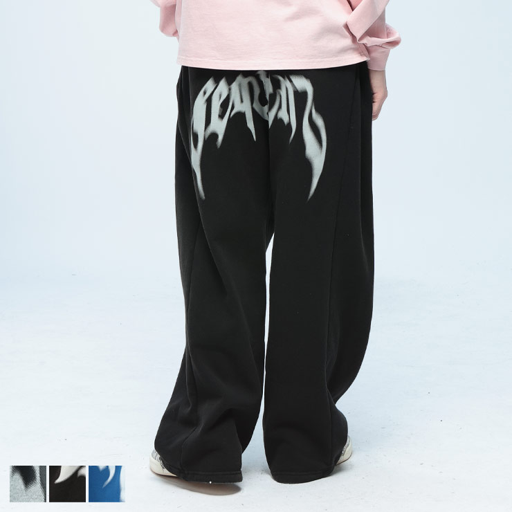 「SEQUENZ（シークエンズ）」から、快適さとデザイン性を兼ね備えた裏起毛スウェットパンツが登場。サイドに施されたタックが立体的なシルエットを生み出し、野暮ったく見えない洗練されたストリートスタイルを演出します。アイコニックなロゴプリント...