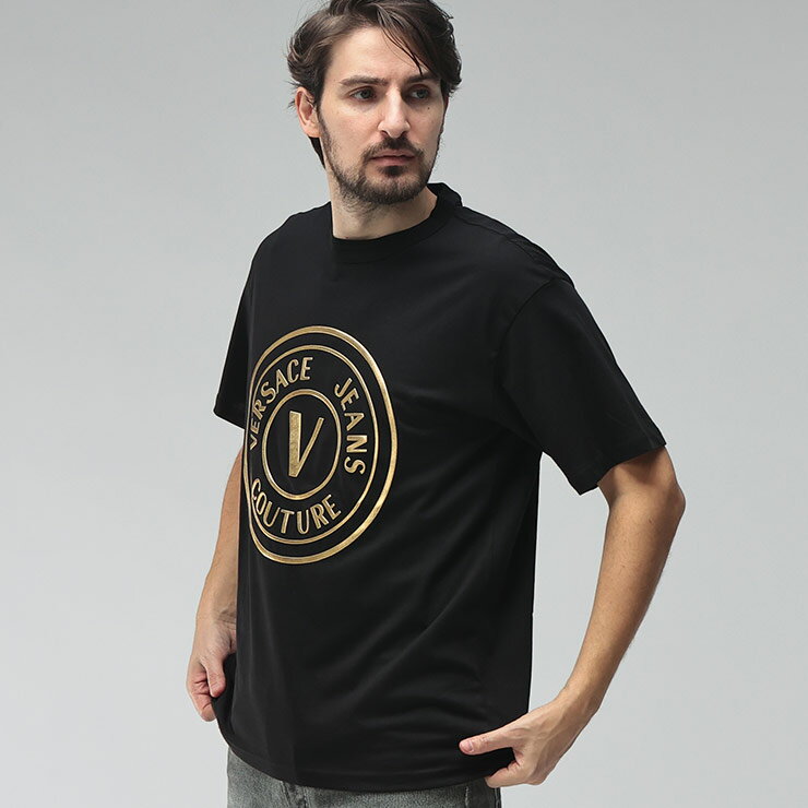 樂天商城 - ヴェルサーチェ ジーンズ クチュール メンズ Tシャツ 半袖 VERSACE JEANS COUTURE Vエンブレム プリント クルーネック カットソー VC80GAHT02 ブランド トップス ブラック sale_1_a