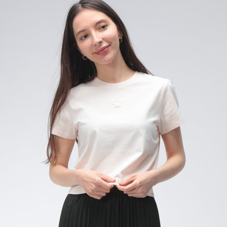 Logo - Maison Kitsune (メゾン キツネ) レディース Tシャツ 半袖 ワンポイント クルーネック カットソー BABY FOX BABY KNLW00105KJ7026 ブランド トップス ミニT 春 夏