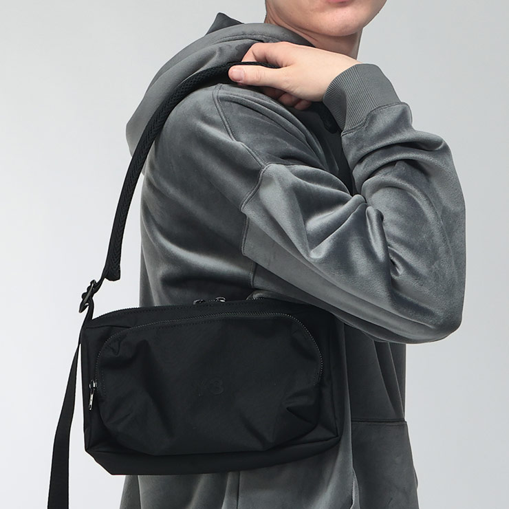 Y-3はYohji Yamamotoのデザイナー「山本 耀司」が手がけるadidasのスポーツブランド。高耐久・軽量なCORDURAナイロン素材を使用し、ミニマルなデザインにワンポイントロゴが映えるクロスボディバッグです。無駄を削ぎ落とした洗練されたフォルムと優れた収納力を兼ね備え、身軽に動きたいデイリーユースや旅行時のサブバッグとしても活躍。アクティブなシーンからタウンユースまで幅広くマッチし、スタイリングにスタイリッシュなモード感と機能性をプラスしてくれる使い勝手の良いバッグです。COLORSWhich color are you going to choose?DETAILcollar pocket sleeve button hem printed tag and more...VARIATIONPlain color, barred patterns and all that with check patternsProduct DescriptionY-3はYohji Yamamotoのデザイナー「山本 耀司」が手がけるadidasのスポーツブランド。高耐久・軽量なCORDURAナイロン素材を使用し、ミニマルなデザインにワンポイントロゴが映えるクロスボディバッグです。無駄を削ぎ落とした洗練されたフォルムと優れた収納力を兼ね備え、身軽に動きたいデイリーユースや旅行時のサブバッグとしても活躍。アクティブなシーンからタウンユースまで幅広くマッチし、スタイリングにスタイリッシュなモード感と機能性をプラスしてくれる使い勝手の良いバッグです。ブランドY-3 (ワイスリー)素材ナイロン100％生産国ベトナム仕様メイン収納口 : ジップ / 外側ポケット数 : ジップ×1つ オープン×1つ / 内側ポケット数 : ジップ×1つサイズ(cm)縦横マチストラップ幅ストラップの長さ-14297653-122サイズについて返品についてラッピングはコチラ