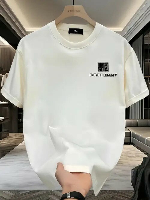 200gのホワイトTシャツは、左胸に文字と四角のパターンを配したミニマルなスタイル。ピュア・コットンの生地は快適で通気性が良く、汗をよく吸収する。ルーズフィットで幅広い体型に対応するユニセックス・スタイル。(4)