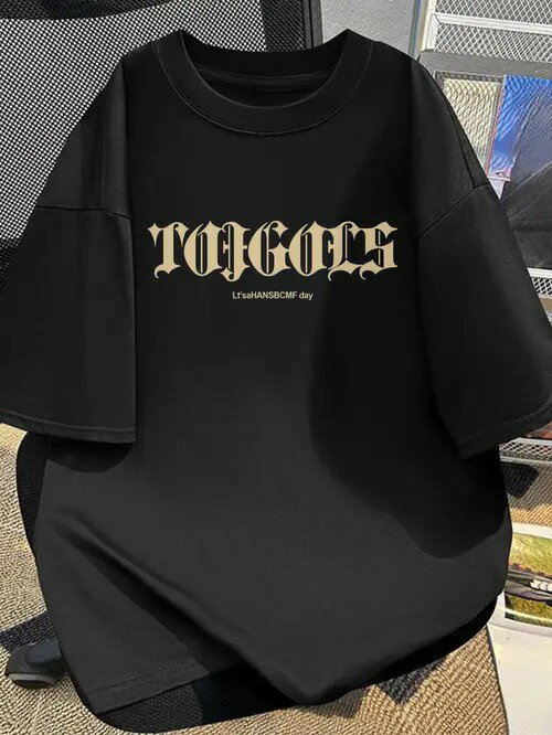 200gのブラックTシャツにはゴシック調の文字がプリントされ、レトロとストリート・カルチャーの要素を取り入れた個性的でトレンディなスタイルとなっている。肌触りが良く、通気性の良いコットン素材を使用。