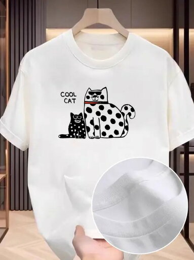 モノグラムと2つの水玉模様の猫モチーフがプリントされた200gの白Tシャツは、キュートで遊び心いっぱいのスタイル。ピュア・コットン製で、着心地がよく、通気性があり、汗を吸収する。 モノグラムと2つの水玉模様の猫モチーフがプリントされた200gの白Tシャツは、キュートで遊び心いっぱいのスタイル。ピュア・コットン製で、着心地がよく、通気性があり、汗を吸収する。