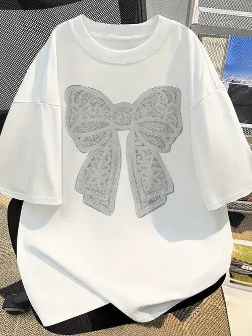 200gの白いTシャツに繊細なレースの質感と大きなリボンの模様がプリントされ、甘くデザインされたスタ..