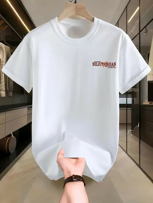 左胸に文字の入った200gの白Tシャツ。シンプルでボリュームがあり、コットン素材で着心地がよく、通気性に優れています。形は規則的で、多くの体型に適しています。