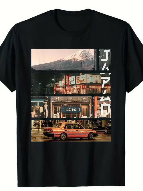 200gのコットン製半袖Tシャツ(ブラック)。フロントには、雪をかぶった山々、店の看板、赤い車など、街並みのコラージュがプリントされ、右側には縦書きの日本語テキストが添えられている。 日本のストリートスタイルを強く意識したデザイン。