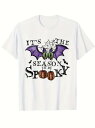 フロントにハロウィーンをテーマにしたグラフィックとテキストがプリントされた200gのコットンTシャツ。 グラフィックの中央には紫色のコウモリ、その下には2つのパンプキンライト、コウモリの上には蜘蛛の巣と緑色の蜘蛛が描かれています。
