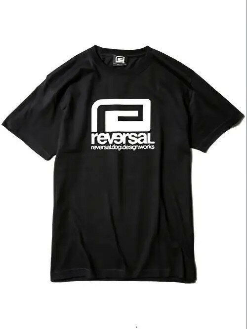 フロント中央に白いグラフィックとテキストがプリントされた200gコットンTシャツ。 グラフィックはシンプルな正方形のバックデザインで、その下に白い文字、さらにその下に小さな文字が配され、全体的にミニマルでモダンなスタイルとなっている。