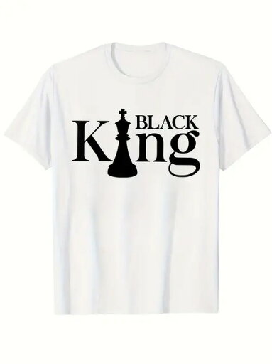 200gのコットン製Tシャツで、フロントにはチェスのキングの駒を黒文字でデザイン。フォントもデザインもシンプルで力強く、王者の風格を感じさせる。 200gのコットン製Tシャツで、フロントにはチェスのキングの駒を黒文字でデザイン。フォントもデザインもシンプルで力強く、王者の風格を感じさせる。